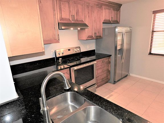 2nd image of 2402 Lakeview Cir