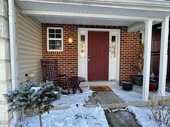 Front yard, beautifully landscaped (in hibernation!)