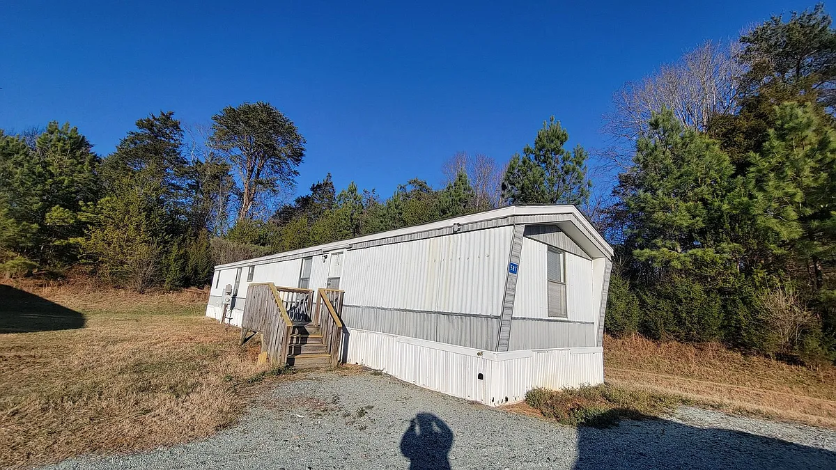 Building Photo - 587 Bonfire Dr