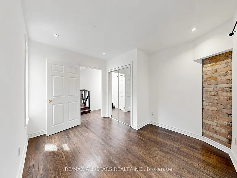 68 Macpherson Ave — Photo 28