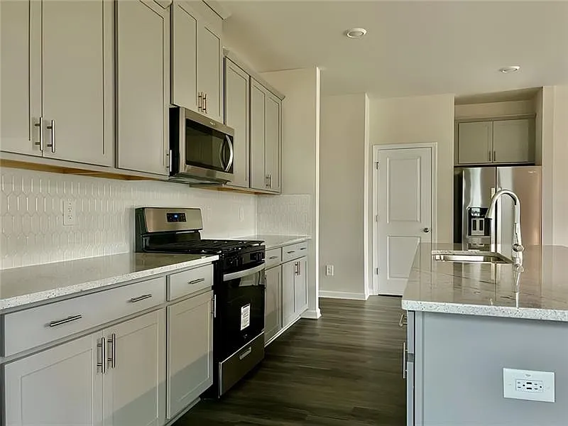 3 bed, 2165 sqft, $2,800 — Photo 4