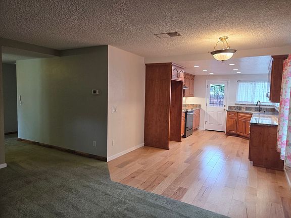 5th image of 2827 Owens St