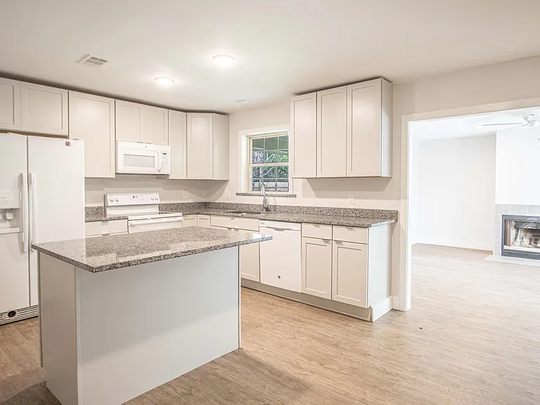 2417 Collins Blvd — Photo 3