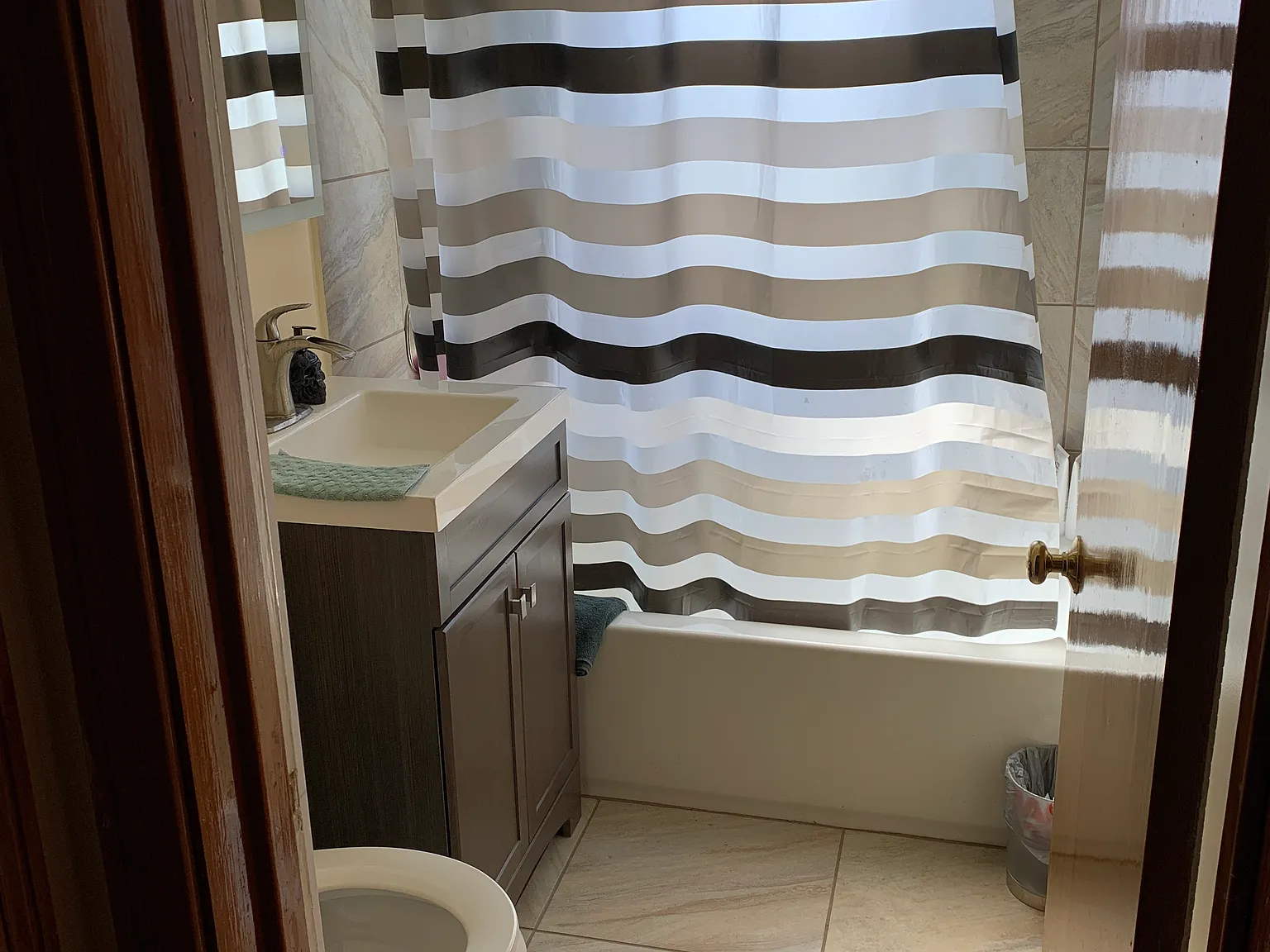 4 bed, 1097 sqft, $2,300 — Photo 4