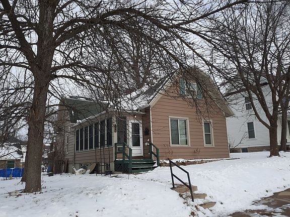 3rd image of 820 E Lake St