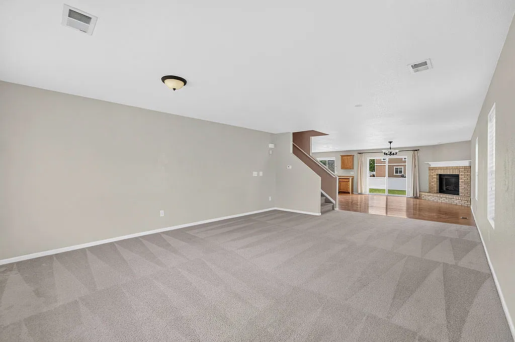 3 bed, 2.5 bath, 2524 sqft, $2,323 — Photo 4