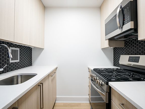 3rd image of 330 W 58th St APT 15N