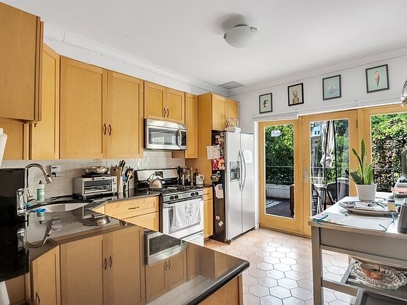 4th image of 80 Hoyt St #2