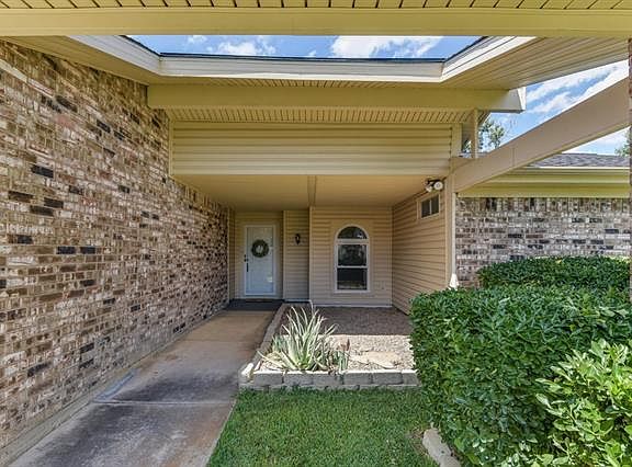 3rd image of 4001 Lynbrook Ln