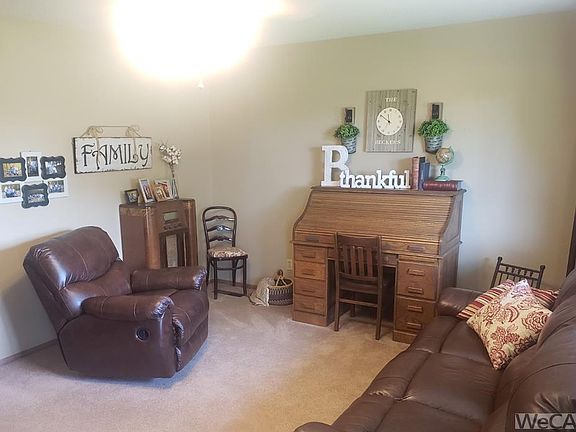 5th image of 827 Carolyn Dr