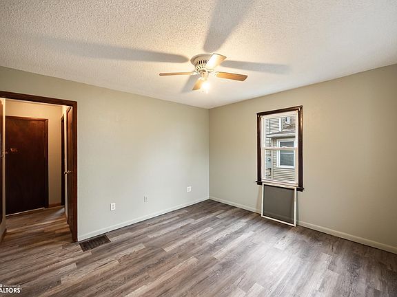 5th image of 307 Prospect St