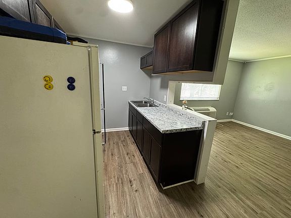 2nd image of 841 Idlewilde Ave #8