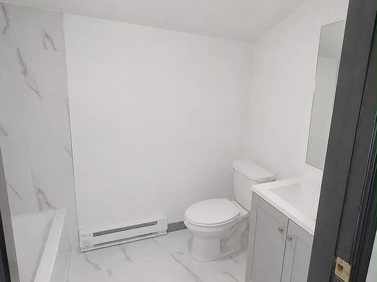 190 James St — Photo 11