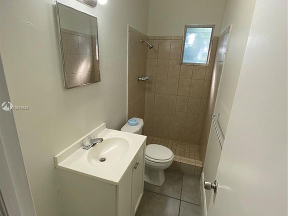 4th image of 618 NE 8th Ave #1-5