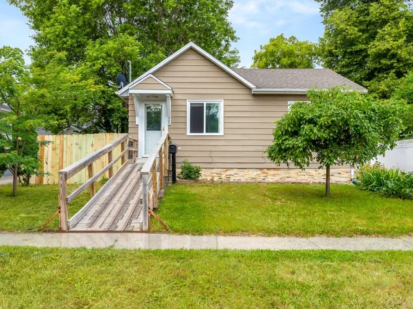 405 14th St N, Moorhead, MN 56560