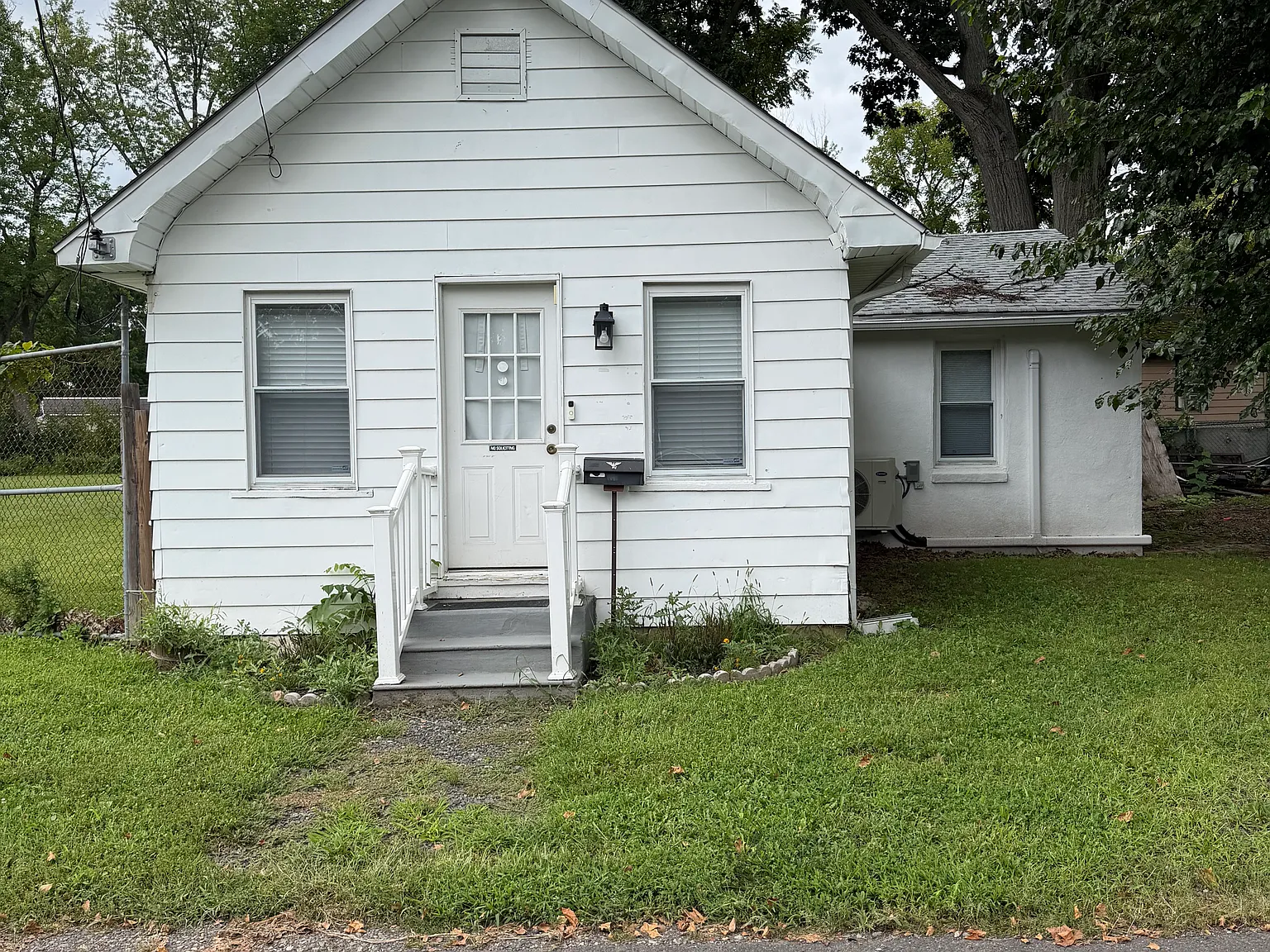 2 bed, 900 sqft, $2,400 — Photo 1