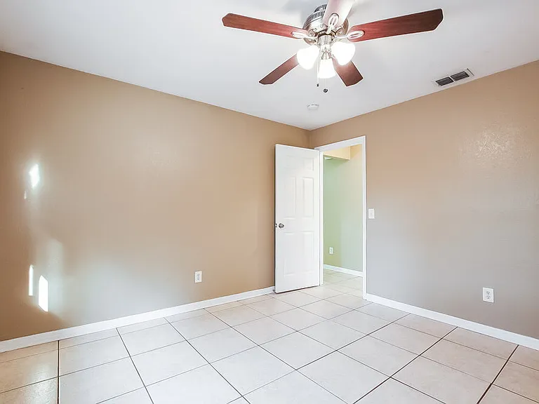 1842 Giles St — Photo 14