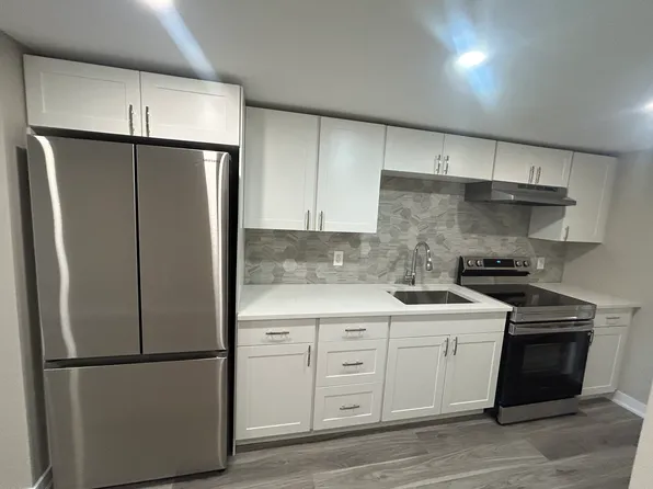 16 Blackthorne Ave #16, Hamilton, ON L9A 4R8