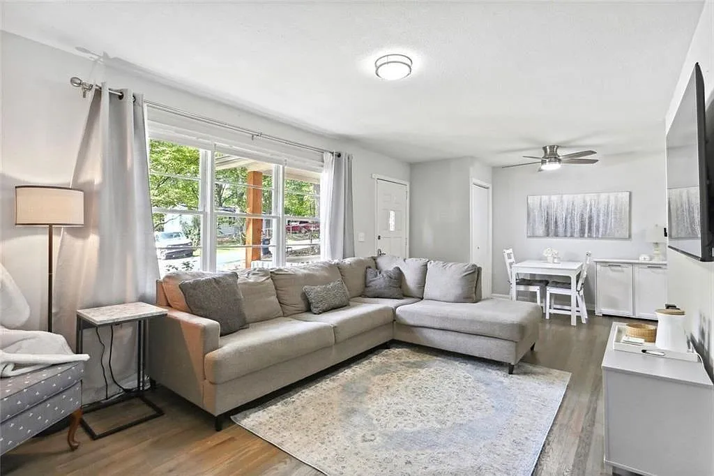 4 bed, 2.0 bath, 1208 sqft, $2,100 — Photo 2