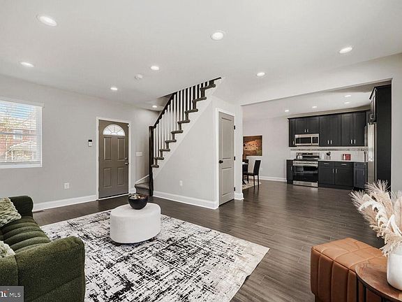 2nd image of 2911 Elgin Ave