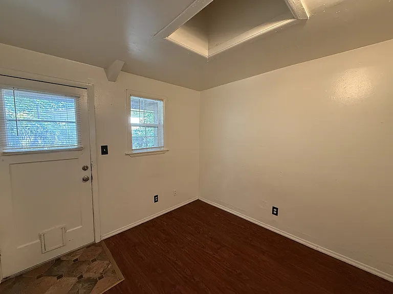 422 W 17th St — Photo 5