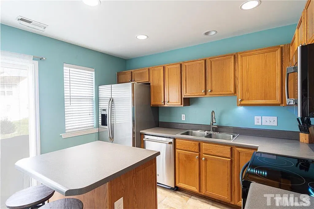 2 bed, 2.5 bath, 1354 sqft, $1,600 — Photo 4