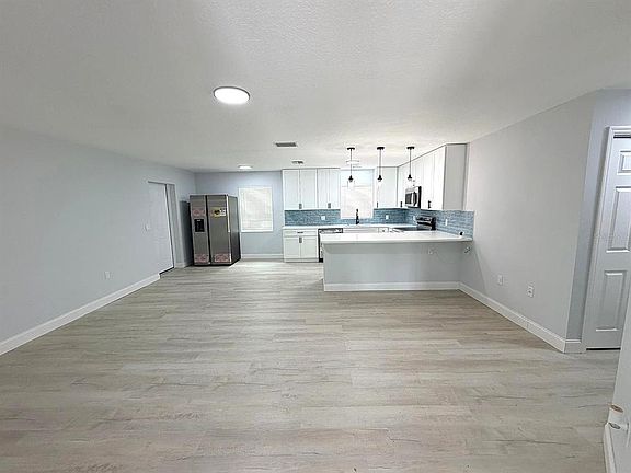 3rd image of 445 NW 10TH AVENUE
