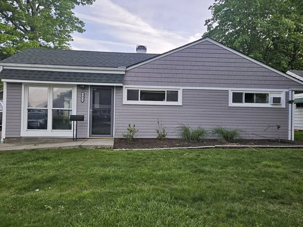 9453 Manorford Dr, Parma Heights, OH 44130