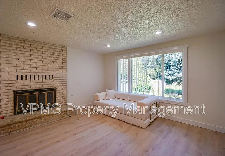 19419 NE 11th St — Photo 9