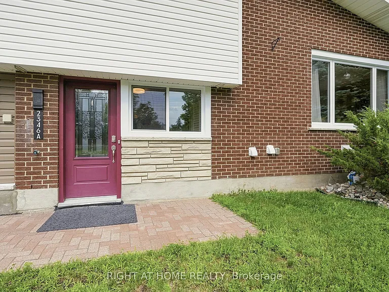 2346 Edwin Cres — Photo 2