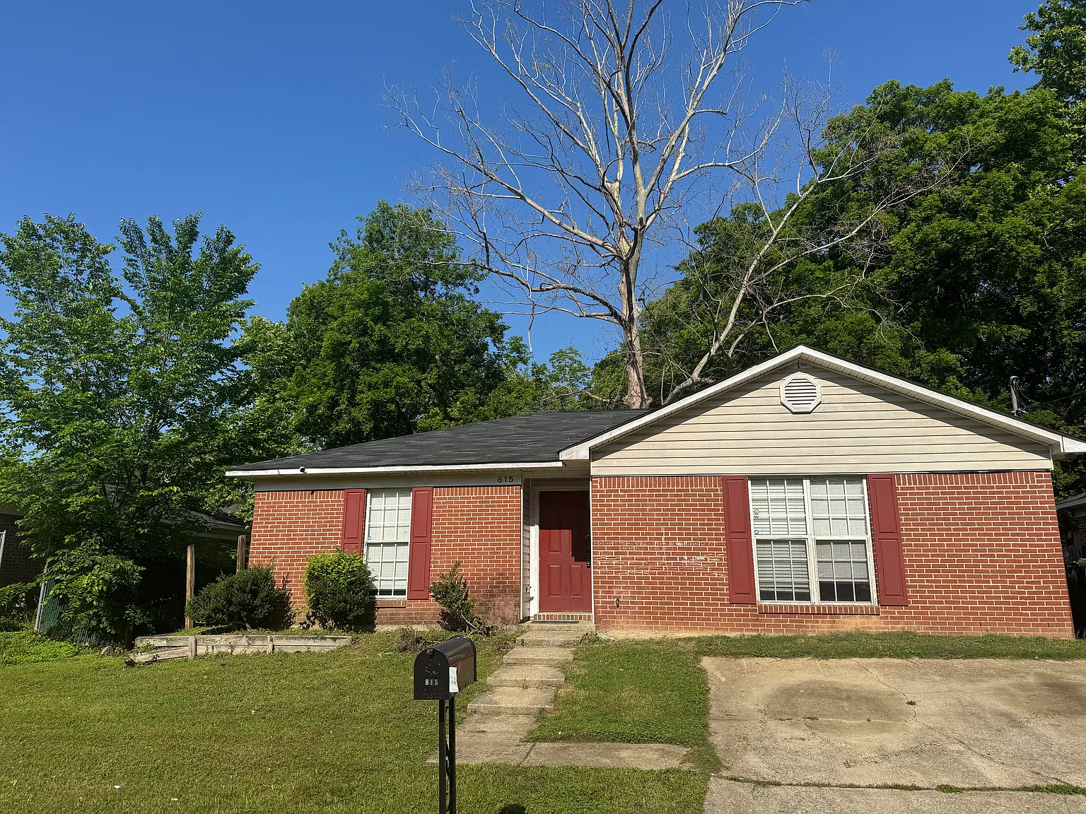 815 Benner Ave — Photo 1
