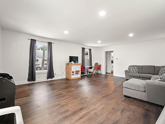 4th image of 108 Laurel St