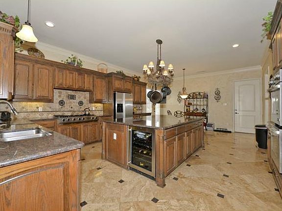 5th image of 601 Hays Dr