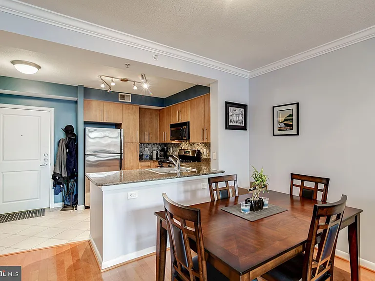 1021 N Garfield St #611 — Photo 10