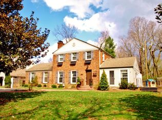 301 Old Farm Rd, Windy Hills, KY 40207