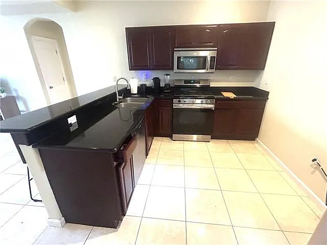 3 bed, 3.5 bath, 1400 sqft, $2,500 — Photo 3