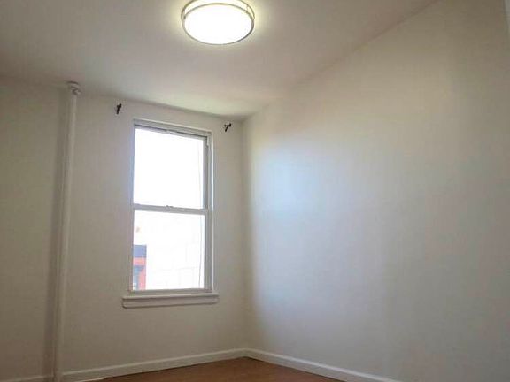 4th image of 154 Bedford Ave APT 4