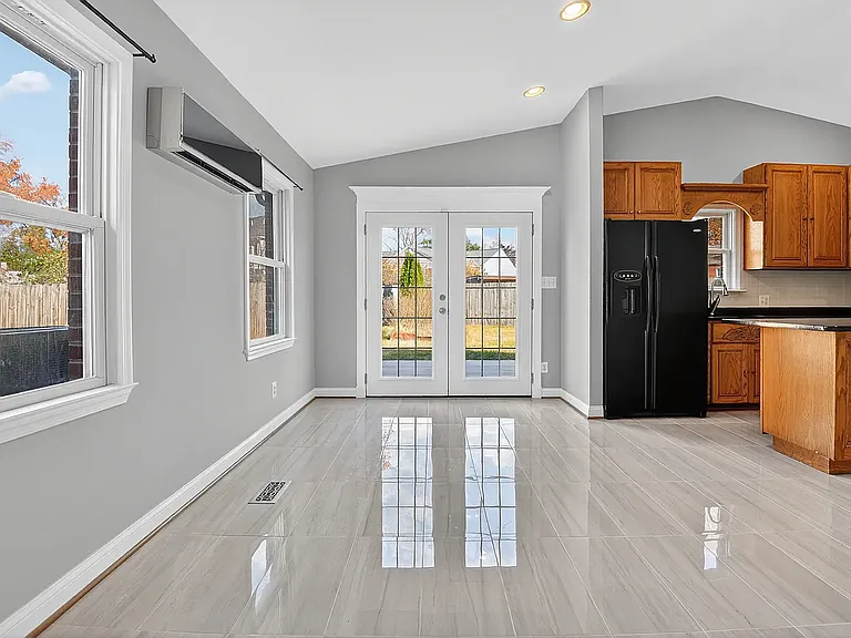 6009 Pratt St — Photo 10