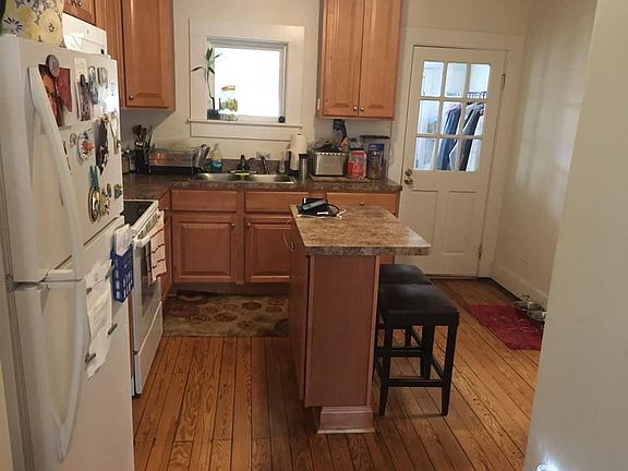 4th image of 718 Stewart St