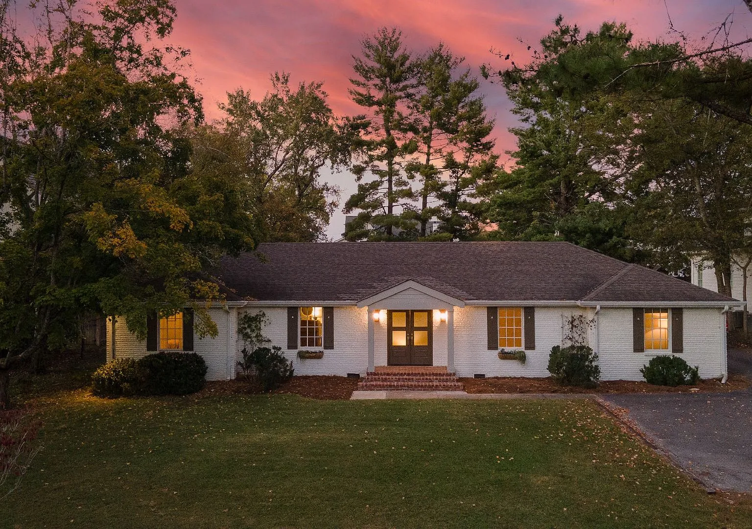 **Adorable Dublex In Belle Meade With Amazing Yard Surrounded By Multi-Million Dollar Homes** — Photo 3