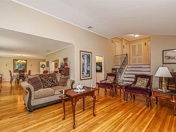 5th image of 18 Radcliff Dr