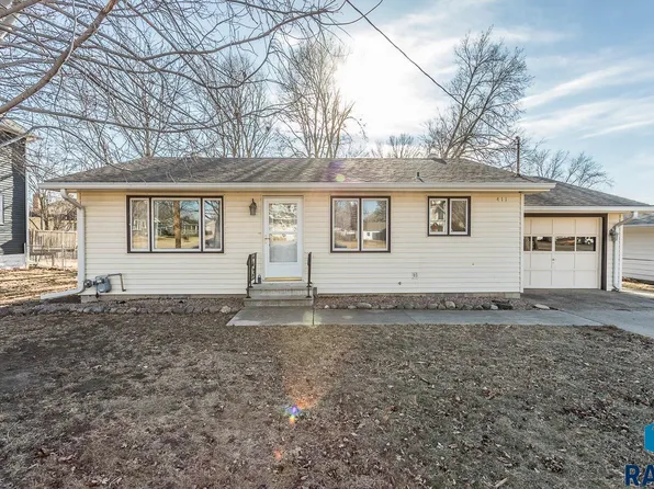 411 E 1st St, Canton, SD 57013