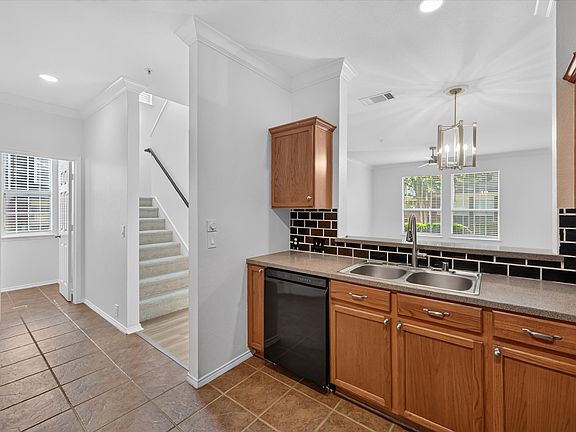 5th image of 2201 Stoneleigh Pl