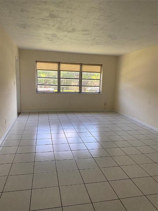 1st image of 1400 NE 191st St #200