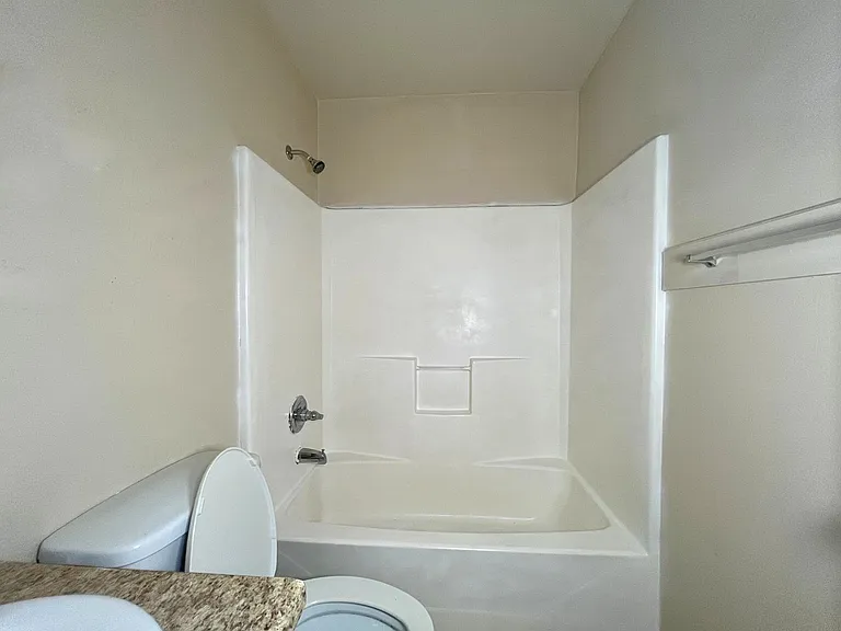 418 W Plum St — Photo 8