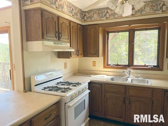 3rd image of 84 Tamarack Ct