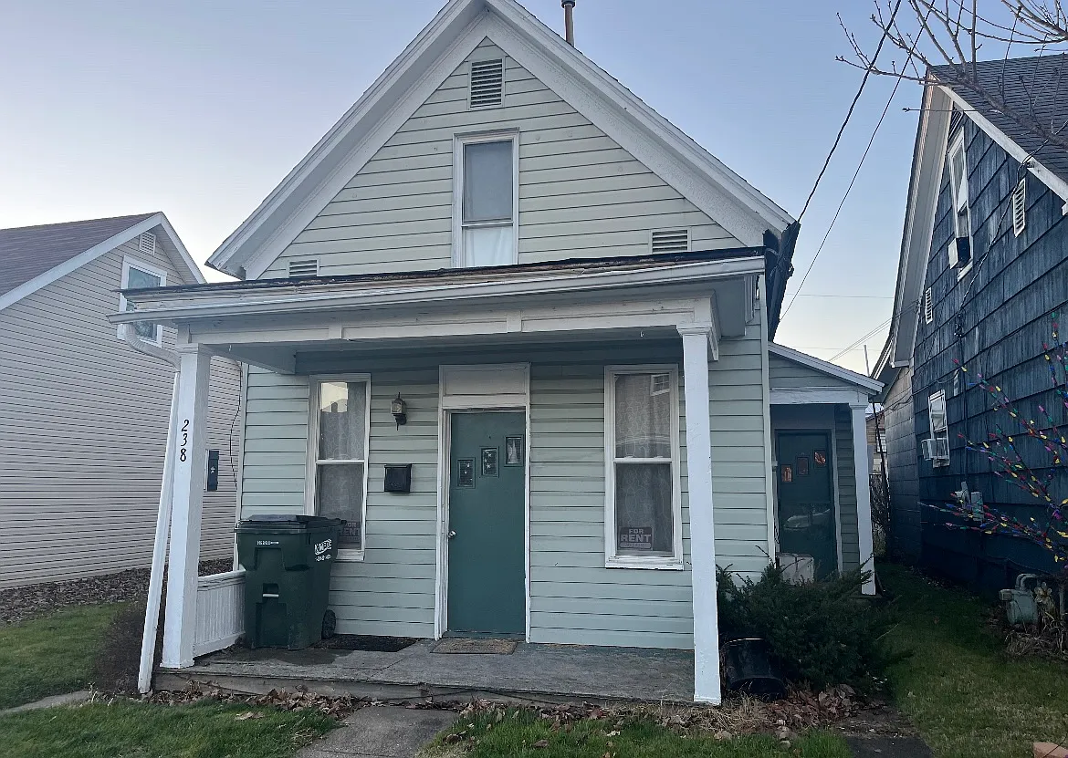 3 bed, $795 — Photo 1