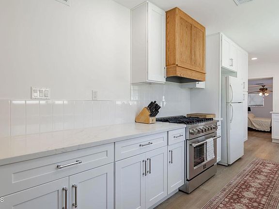 3rd image of 12822 Erwin St