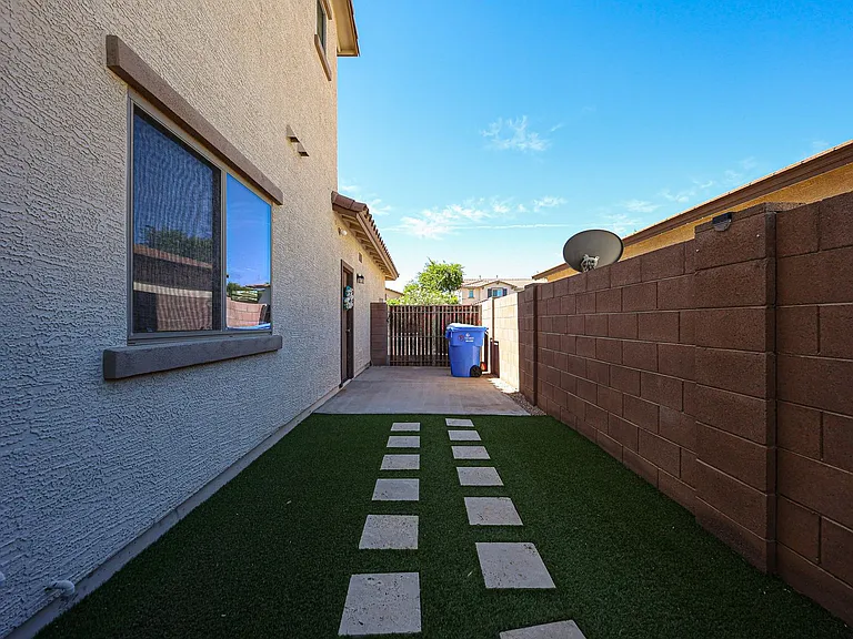 2744 E Donato Dr — Photo 36