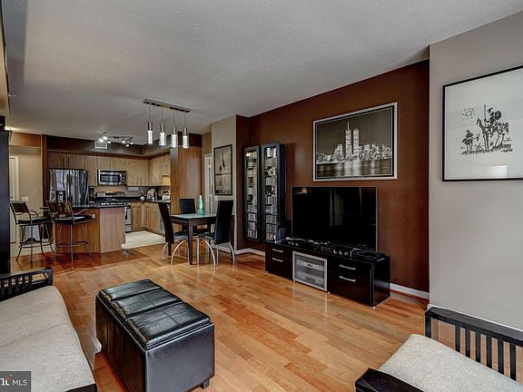 5th image of 1021 N Garfield St APT 401